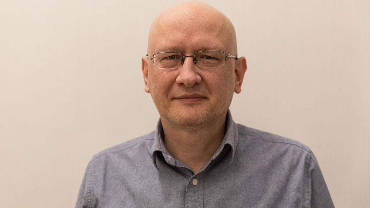 kahler Mann vor we´ßer Wand, frontal fotografiert kahler Mann vor we´ßer Wand, frontal fotografiert