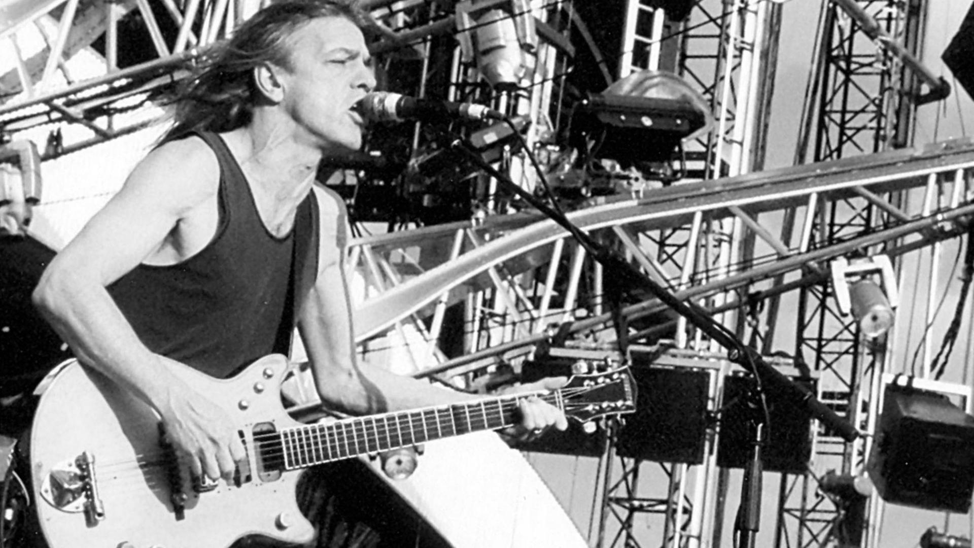 Gitarrist Malcolm Young (AC/DC) während eines Konzertes auf dem Lausitzring Gitarrist Malcolm Young (AC/DC) während eines Konzertes auf dem Lausitzring