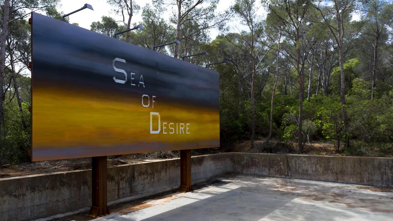 Edward Ruscha: "Sea Of Desire" Metallkunstwerk im Garten des Museums der Fondation Carmignac. Edward Ruscha: "Sea Of Desire" Metallkunstwerk im Garten des Museums der Fondation Carmignac.