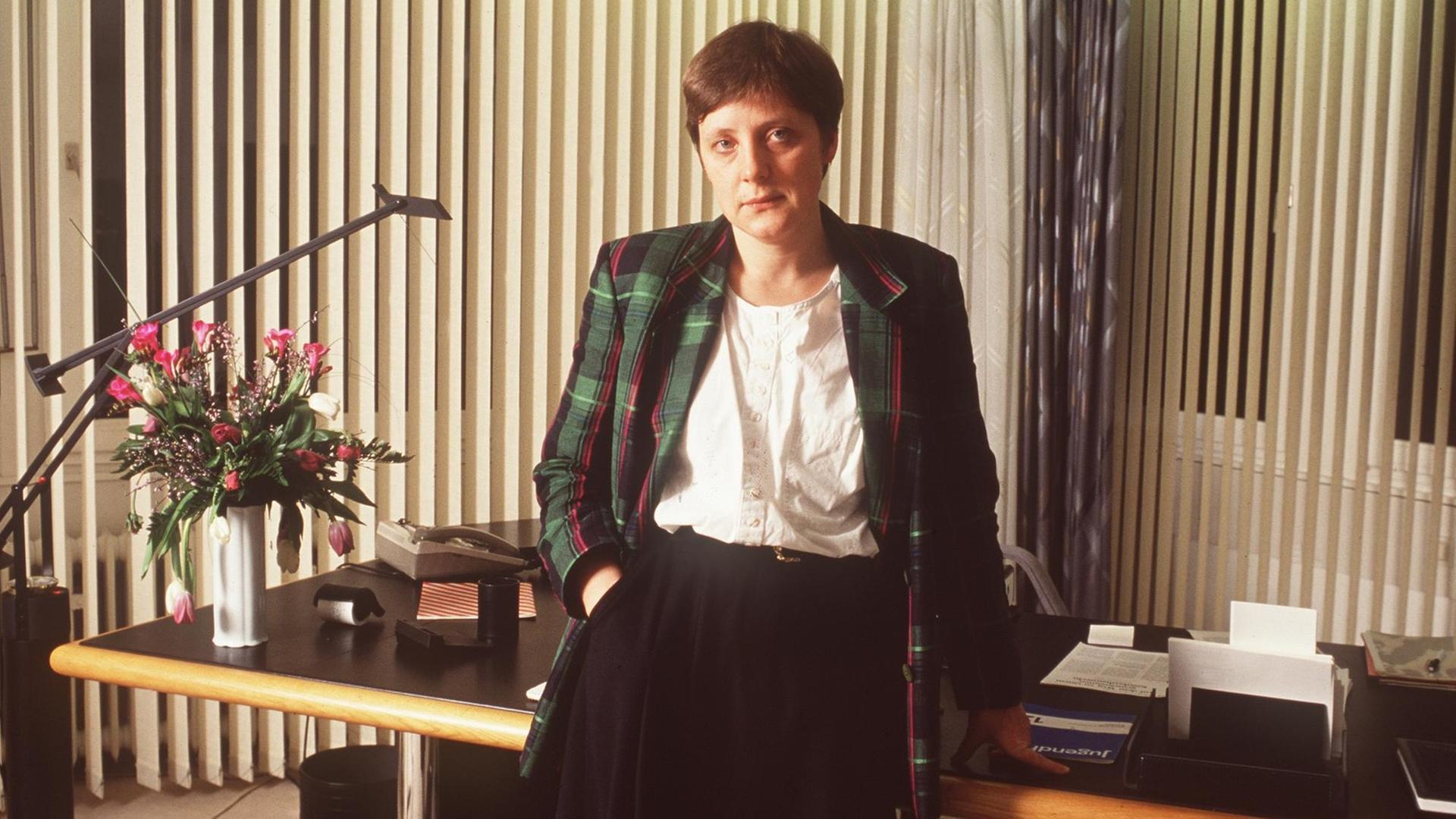 Angela Merkel als Bundesministerin für Frauen und Jugend (1991) steht am Schreibtisch in ihrem Büro in Bonn. Angela Merkel als Bundesministerin für Frauen und Jugend (1991) steht am Schreibtisch in ihrem Büro in Bonn.
