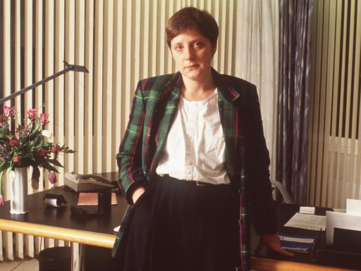 Angela Merkel als Bundesministerin für Frauen und Jugend (1991) steht am Schreibtisch in ihrem Büro in Bonn.