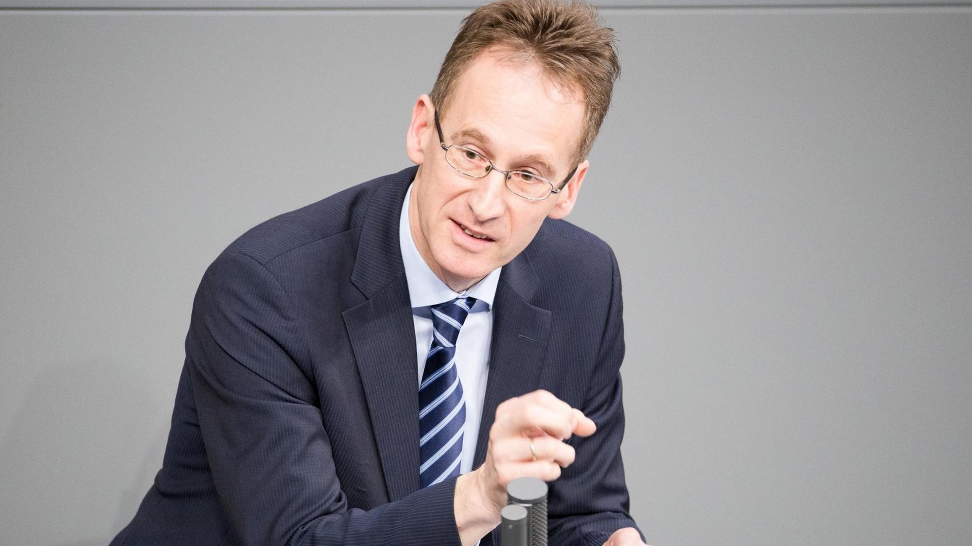 CDU-Politiker und MdB Detlef Seif spricht im Bundestag am Mikrofon CDU-Politiker und MdB Detlef Seif spricht im Bundestag am Mikrofon