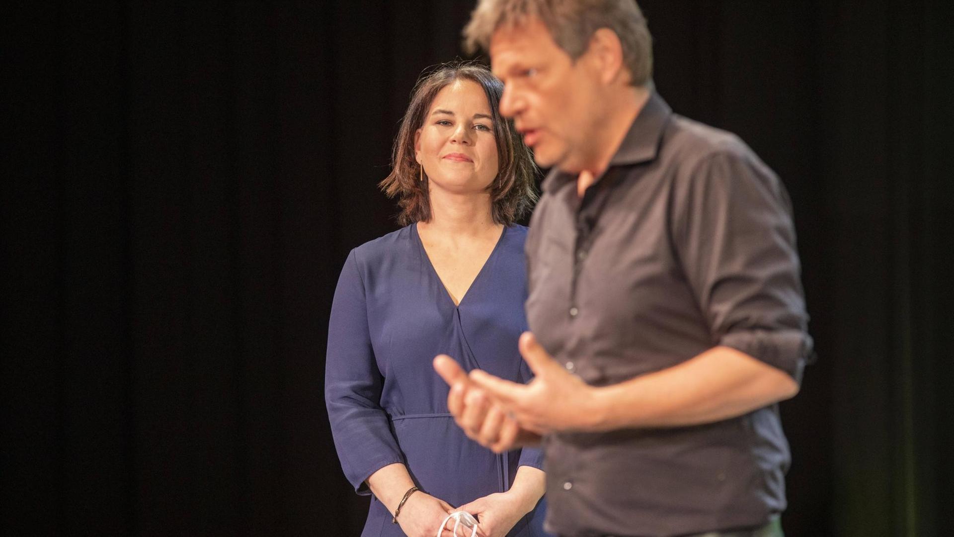 Annalena Baerbock und Robert Habeck stehen bei der Pressekonferenz mit der Bekanntgabe der Kanzlerkandidatur auf dem Podium. Annalena Baerbock und Robert Habeck stehen bei der Pressekonferenz mit der Bekanntgabe der Kanzlerkandidatur auf dem Podium.
