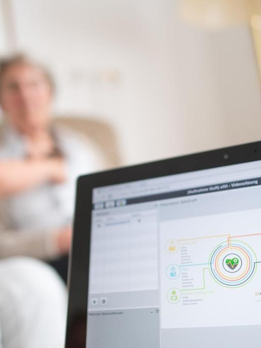 Eine Pflegerin legt einer Bewohnerin der Seniorenresidenz Klosterbauerschaft in Kirchlengern (Nordrhein-Westfalen) im Rahmen einer elektronischen Visite ein EKG-Gerät an, dass die Daten an einen Tablet-Computer und von dort aus zum Arzt überträgt.