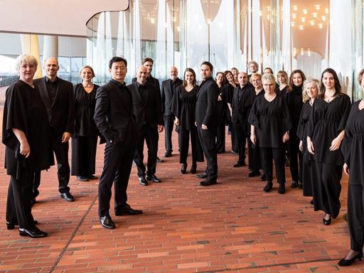 Ein Gruppenbild des Chor auf der Plaza der Elbphilharmonie.
