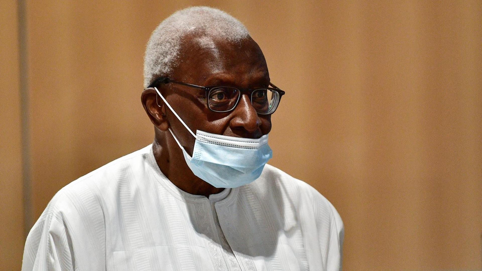 Lamine Diack, früherer Präsident des Leichtathletik-Weltverbandes, in einem Pariser Gerichtssaal bei der Urteilsverkündung im Korruptionsprozess am 16. September 2020 Lamine Diack, früherer Präsident des Leichtathletik-Weltverbandes, in einem Pariser Gerichtssaal bei der Urteilsverkündung im Korruptionsprozess am 16. September 2020