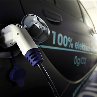 Ein Elektroauto der Marke Mitsubishi wird an einer Ladestation in Frankfurt am Main mit Strom aufgeladen.