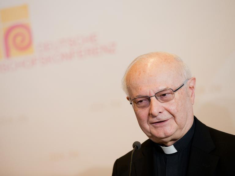 Robert Zollitsch, Vorsitzender der Deutschen Bischofskonferenz und Freiburger Erzbischof, spricht am 10.03.2014 bei der Frühjahrs-Vollversammlung der Deutschen Bischofskonferenz in Münster .