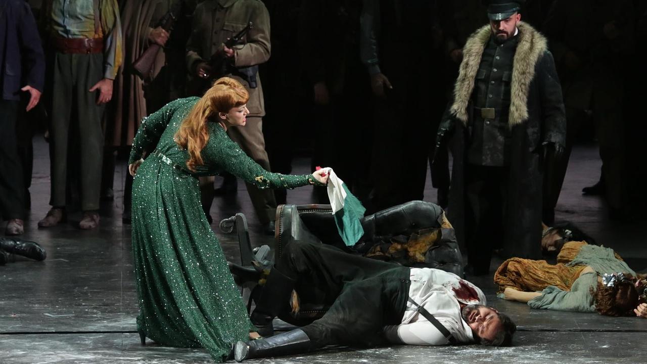 Saioa Hernandez und Ildar Abdrazakov in einer Szene aus der Oper "Attila" von Guiseppe Verdi in der Regie von Davide Livermore an der Mailänder Scala. Saioa Hernandez und Ildar Abdrazakov in einer Szene aus der Oper "Attila" von Guiseppe Verdi in der Regie von Davide Livermore an der Mailänder Scala.