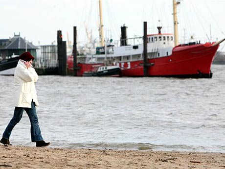 Eine Frau spaziert am 14. Januar 2007 bei windigem Wetter am Elbstrand in Hamburg. Eine Frau spaziert am 14. Januar 2007 bei windigem Wetter am Elbstrand in Hamburg.