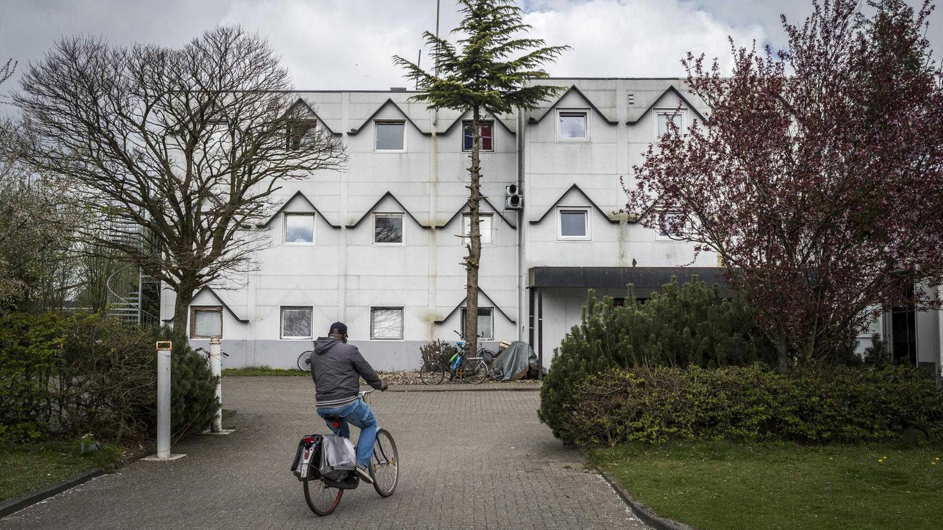 Bett-Bad-Brot Einrichtung in der Stadt Groningen. Das ehemaligen Formel-1-Hotel ist ein Unterkunft für Asylsuchende. 05.04.2017 Niederlande, Groningen.