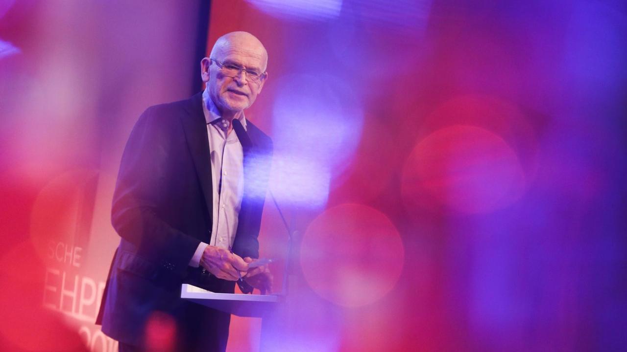 Der Journalist Günter Wallraff auf der Bühne des Deutschen Fernsehpreises. Der Journalist Günter Wallraff auf der Bühne des Deutschen Fernsehpreises.