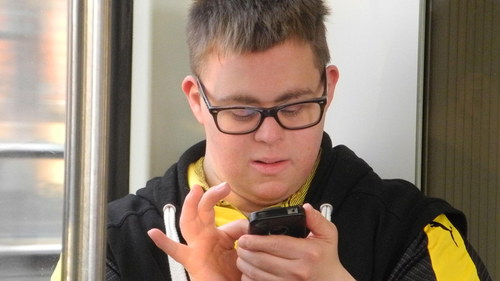 Julian Peters an seinem Smartphone Julian Peters an seinem Smartphone