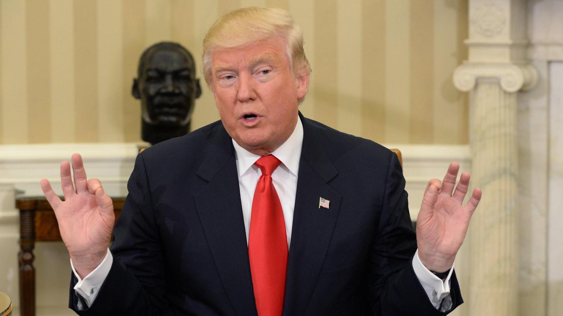 Donald Trump äußert sich während seines Treffens im Weißen Haus mit US-Präsident Obama. Donald Trump äußert sich während seines Treffens im Weißen Haus mit US-Präsident Obama.