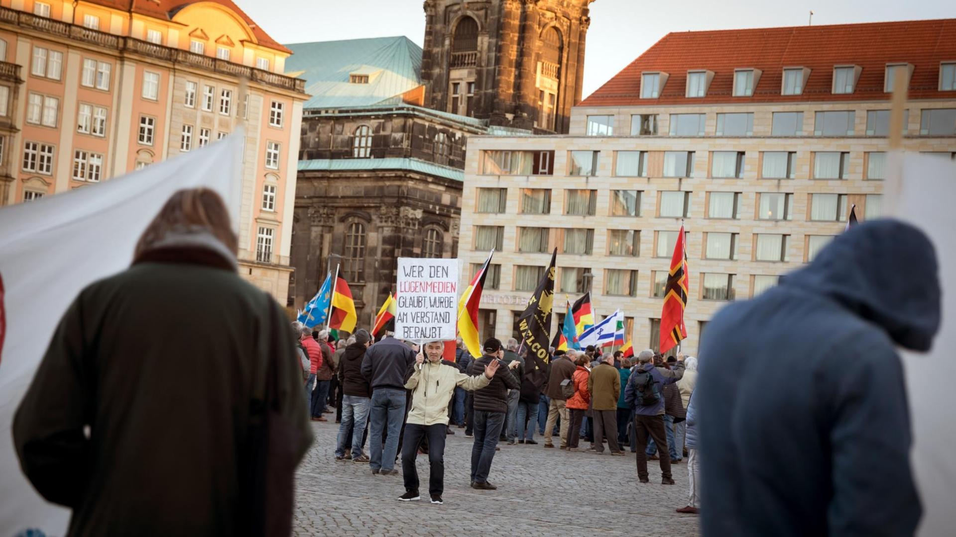 Pegida-Kundgebung auf dem Altmarkt in Dresden am 01.04.2019. Pegida-Kundgebung auf dem Altmarkt in Dresden am 01.04.2019.