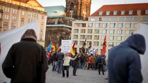Pegida-Kundgebung auf dem Altmarkt in Dresden am 01.04.2019.