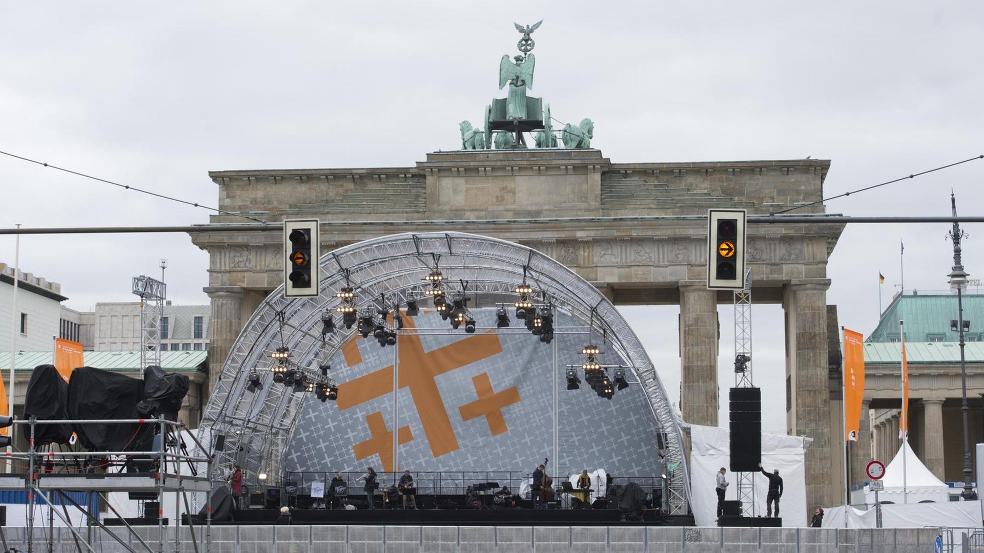 Kreuze sind am 24.05. 2017 in Berlin auf der großen Bühne vor dem Brandenburger Tor zu sehen.Foto: Paul Zinken/dpa Kreuze sind am 24.05. 2017 in Berlin auf der großen Bühne vor dem Brandenburger Tor zu sehen.Foto: Paul Zinken/dpa