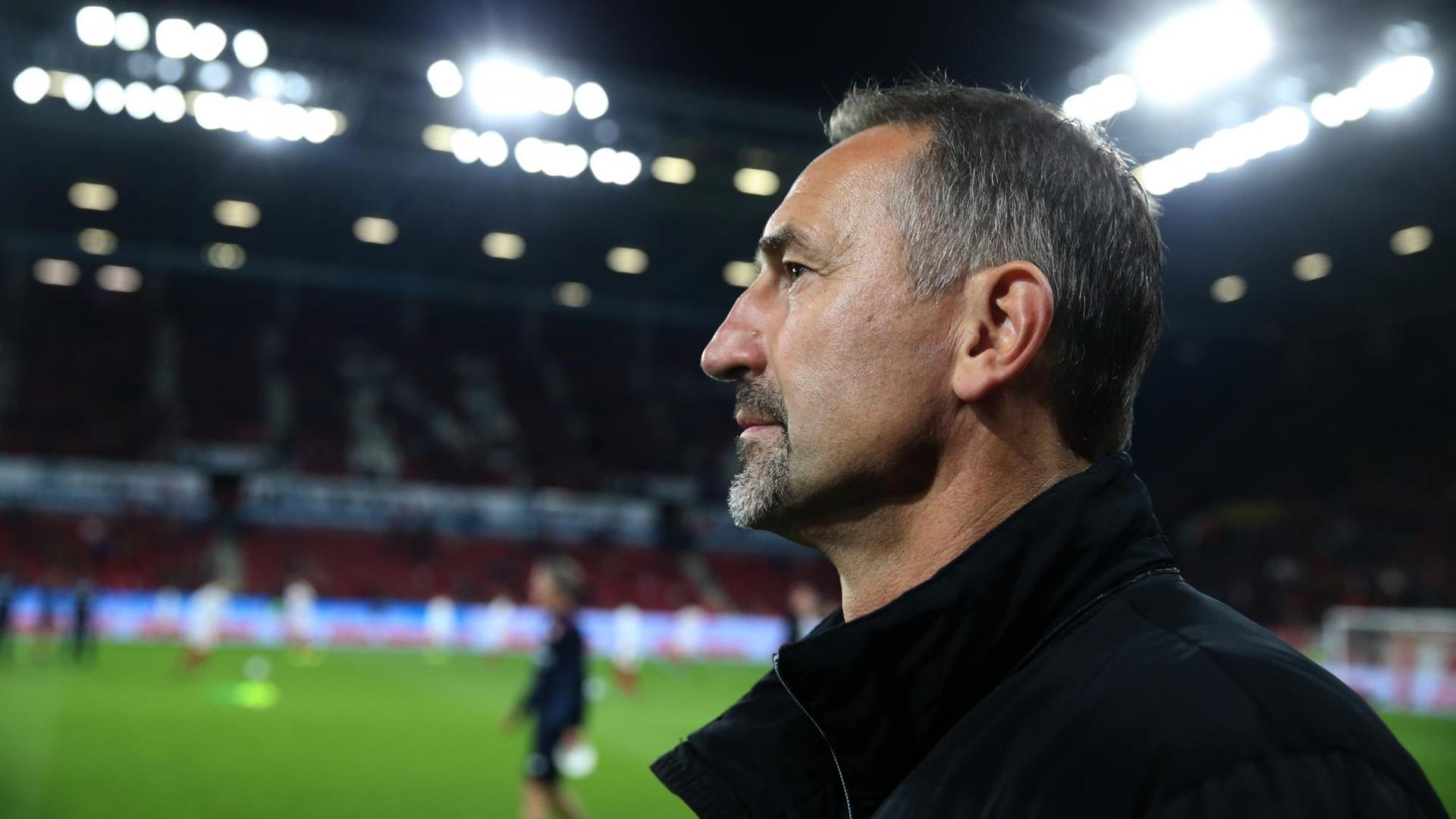 Der Trainer vom 1. FC Köln, Achim Beierlorzer, im Mainzer Stadion beim Spiel gegen den FSV am 25.10.2019. Der Trainer vom 1. FC Köln, Achim Beierlorzer, im Mainzer Stadion beim Spiel gegen den FSV am 25.10.2019.