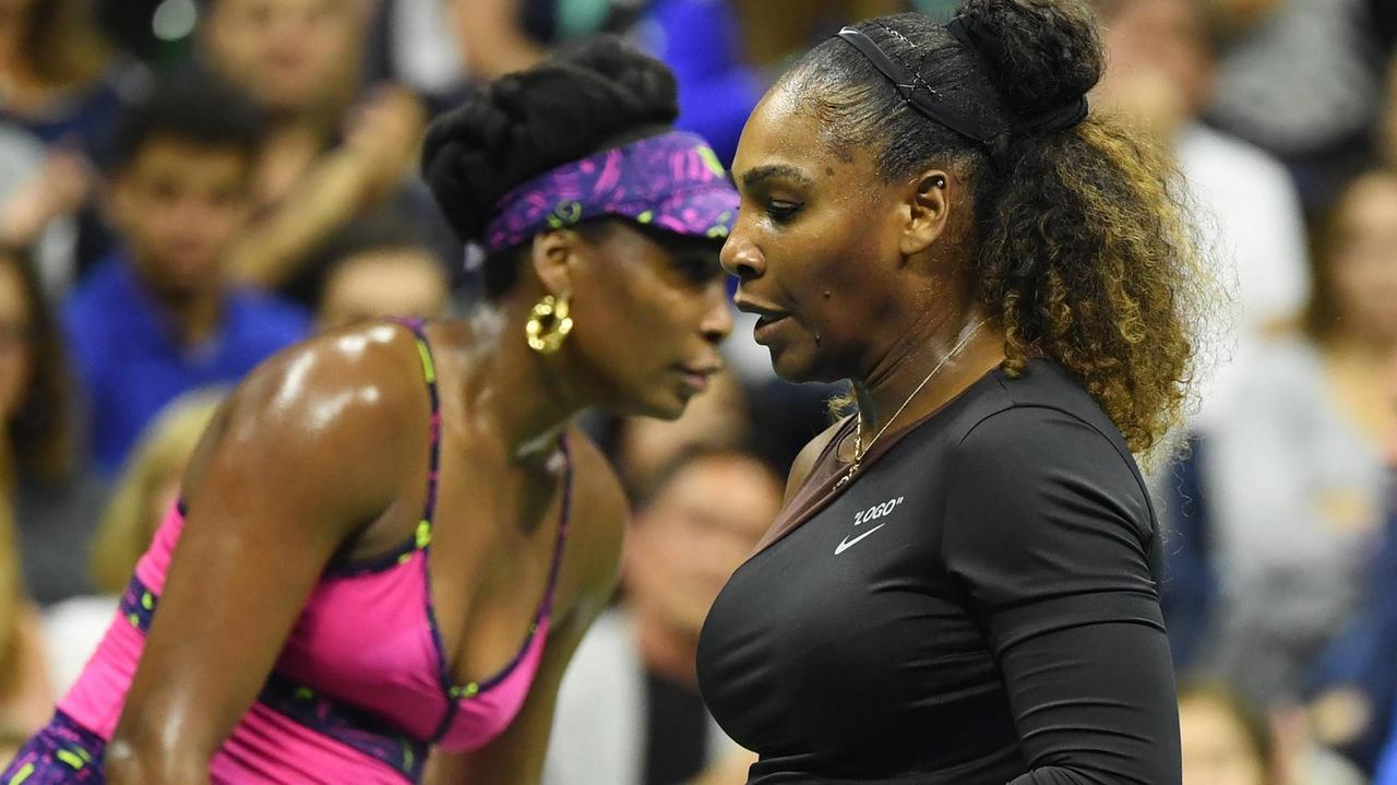 Venus leicht verschwomme im Hintergrund und Serena geht im Vordergrund vorbei. 