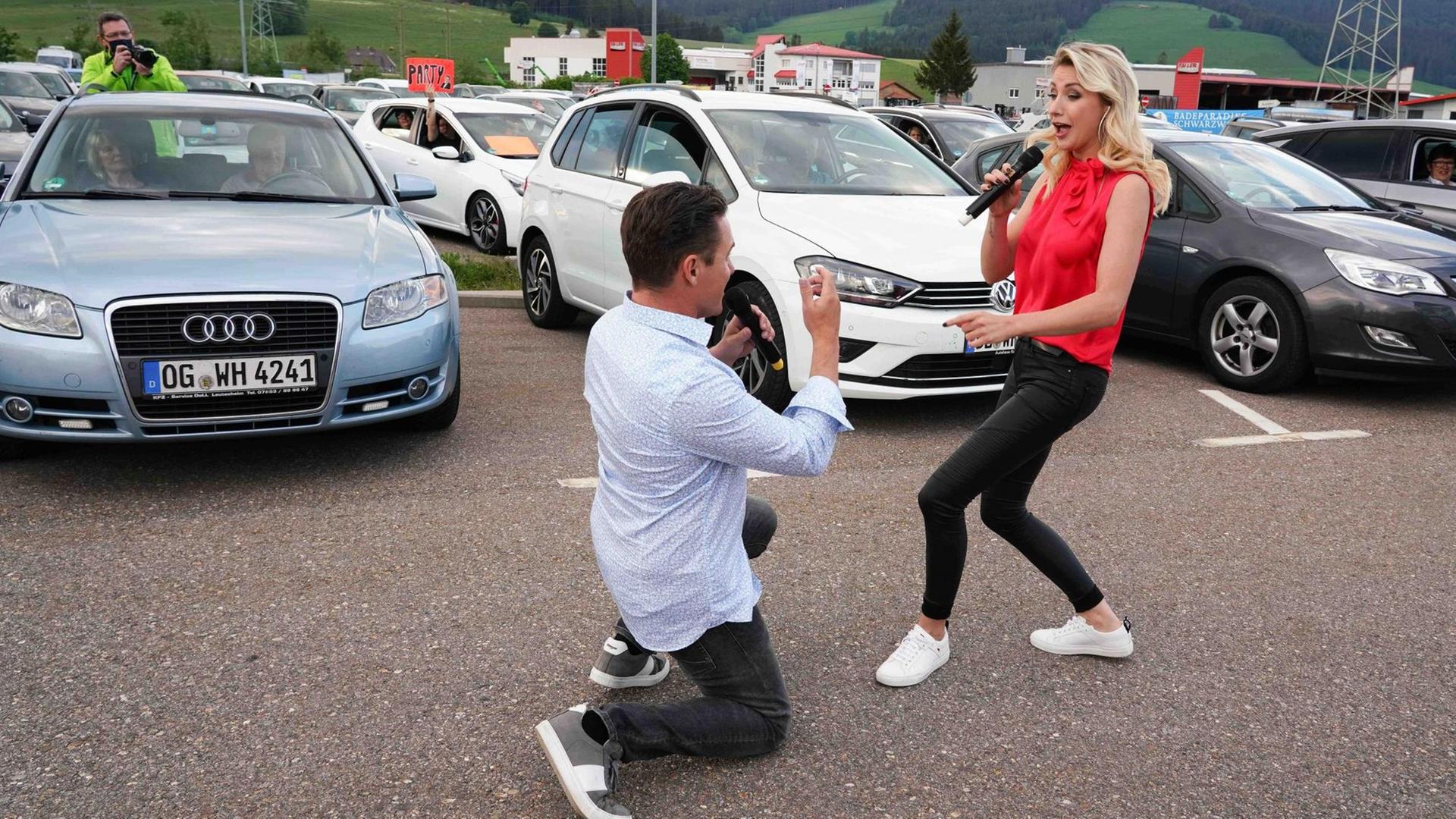 Stefan Mross und seine Lebensgefährtin Anna Carina Woitschack stellen bei einem Autokinokonzert ihr Album "Stark wie zwei" vor (Autokino Badespass in Titisee-Neustadt) Stefan Mross und seine Lebensgefährtin Anna Carina Woitschack stellen bei einem Autokinokonzert ihr Album "Stark wie zwei" vor (Autokino Badespass in Titisee-Neustadt)