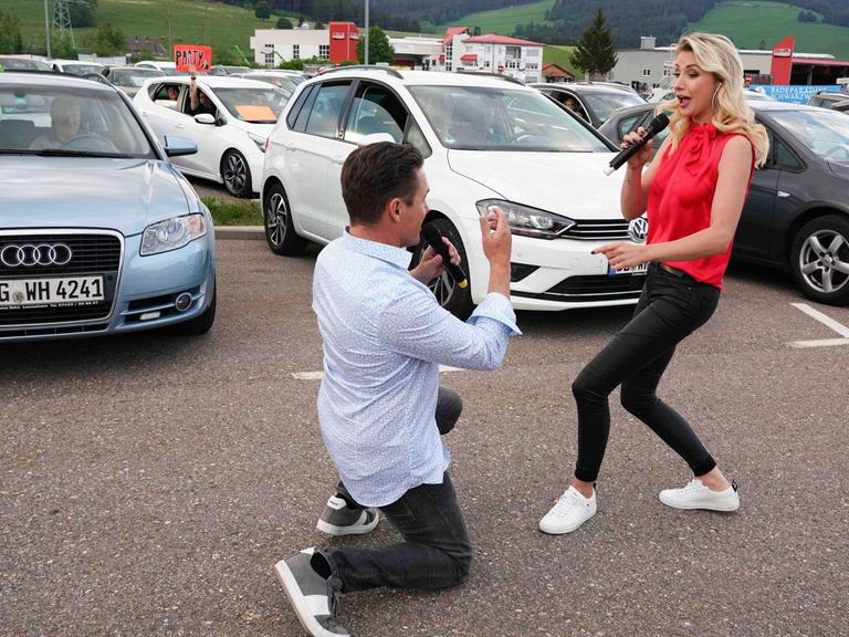 Stefan Mross und seine Lebensgefährtin Anna Carina Woitschack stellen bei einem Autokinokonzert ihr Album "Stark wie zwei" vor (Autokino Badespass in Titisee-Neustadt)