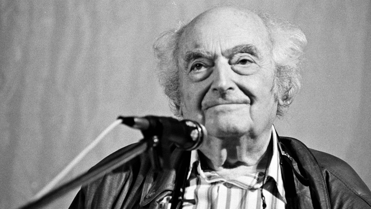 Schriftsteller Stefan Heym, aufgenommen in der Ost-Berliner Erlöserkirche im Oktober 1989. Schriftsteller Stefan Heym, aufgenommen in der Ost-Berliner Erlöserkirche im Oktober 1989.