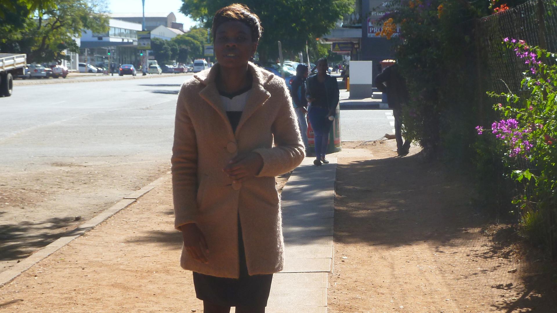 Die Sozialarbeiterin Tubelihle in Bulawayo (Simbabwe)