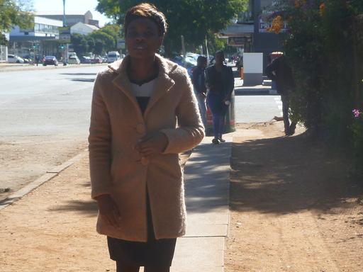 Die Sozialarbeiterin Tubelihle in Bulawayo (Simbabwe)