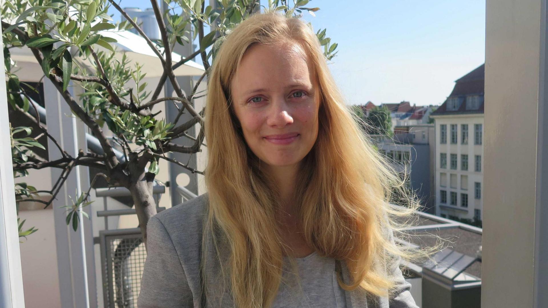 Die Schriftstellerin Anne Kanis zu Gast bei Deutschlandradio Kultur. "Nichts als ein Garten" ist der Titel ihres Debütromans. Die Schriftstellerin Anne Kanis zu Gast bei Deutschlandradio Kultur. "Nichts als ein Garten" ist der Titel ihres Debütromans.