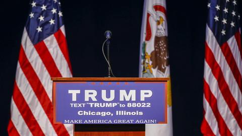 Ein leeres Rednerpult mit Trumps Namensschild an der University of Illinois