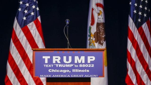 Ein leeres Rednerpult mit Trumps Namensschild an der University of Illinois
