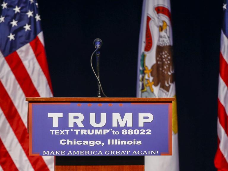 Ein leeres Rednerpult mit Trumps Namensschild an der University of Illinois