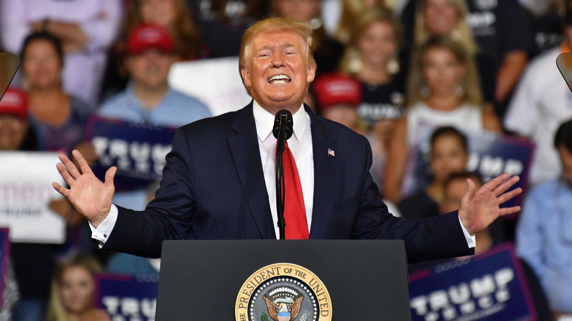 Das Bild zeigt den US-Präsidenten Donald Trump auf einer Wahlkampf-Veranstaltung in Greenville, North Carolina. Das Bild zeigt den US-Präsidenten Donald Trump auf einer Wahlkampf-Veranstaltung in Greenville, North Carolina.