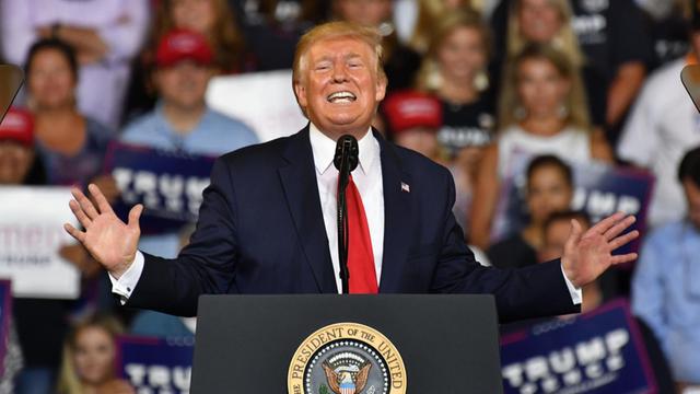 Das Bild zeigt den US-Präsidenten Donald Trump auf einer Wahlkampf-Veranstaltung in Greenville, North Carolina.