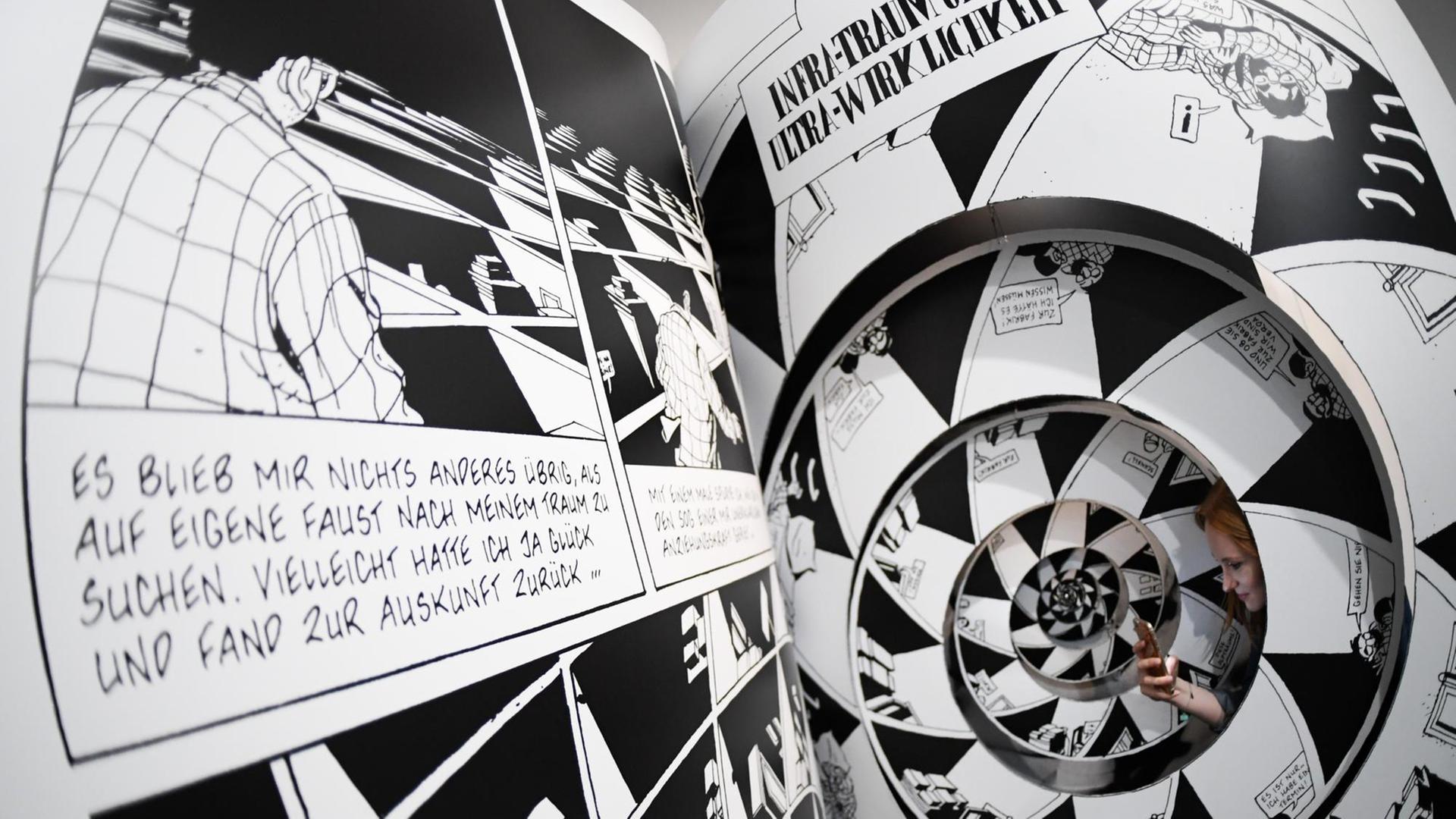 Eine Comic-Installation des französischen Comic-Künstlers Marc-Antoine Mathieu aus seinem ersten Werk "Der Ursprung (1990)" im Museum für Angewandte Kunst (MAK) in Frankfurt am Main