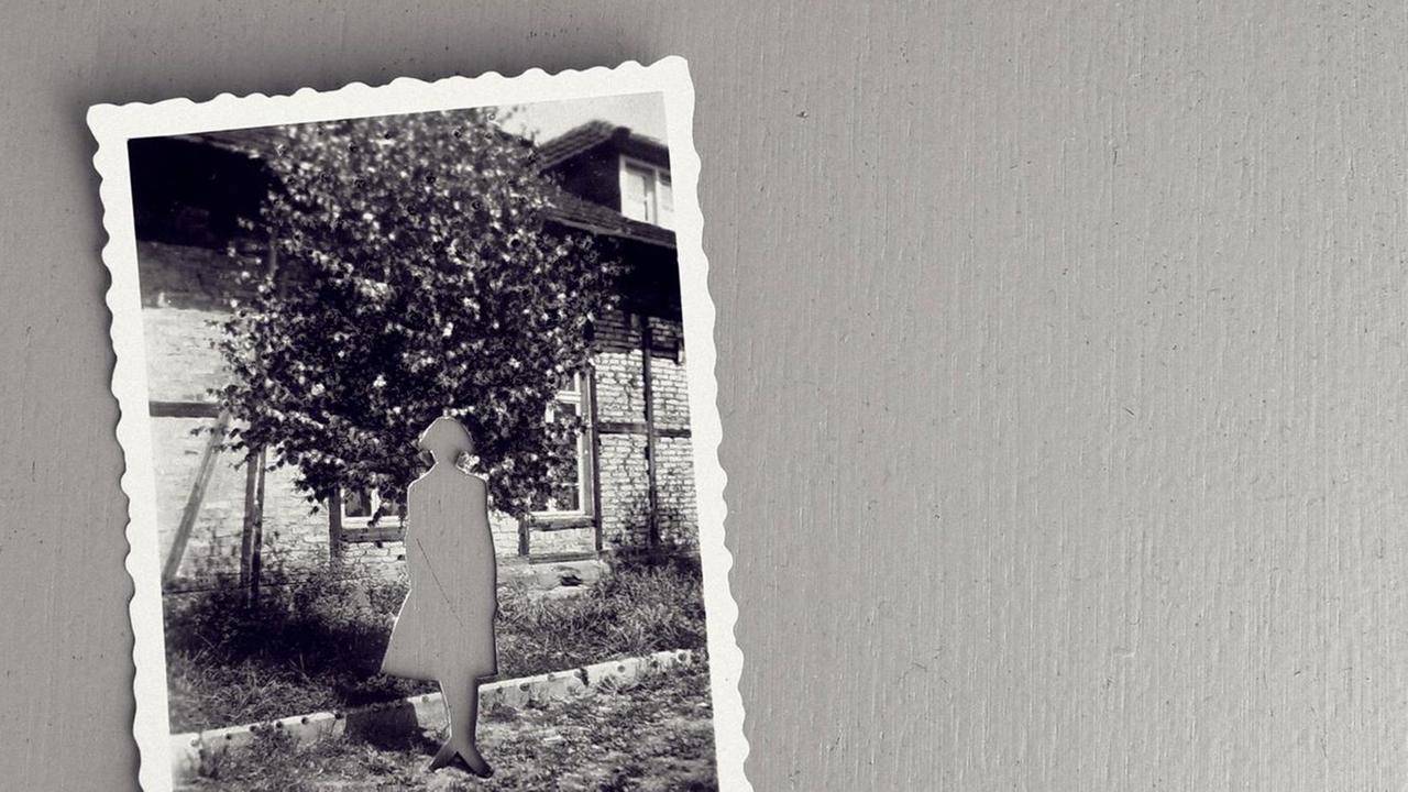 Auf einer grauen Fläche liegt eine alte schwarz weiss Fotografie, mit einer aus dem Foto herausgeschnittenen Person. Auf einer grauen Fläche liegt eine alte schwarz weiss Fotografie, mit einer aus dem Foto herausgeschnittenen Person.