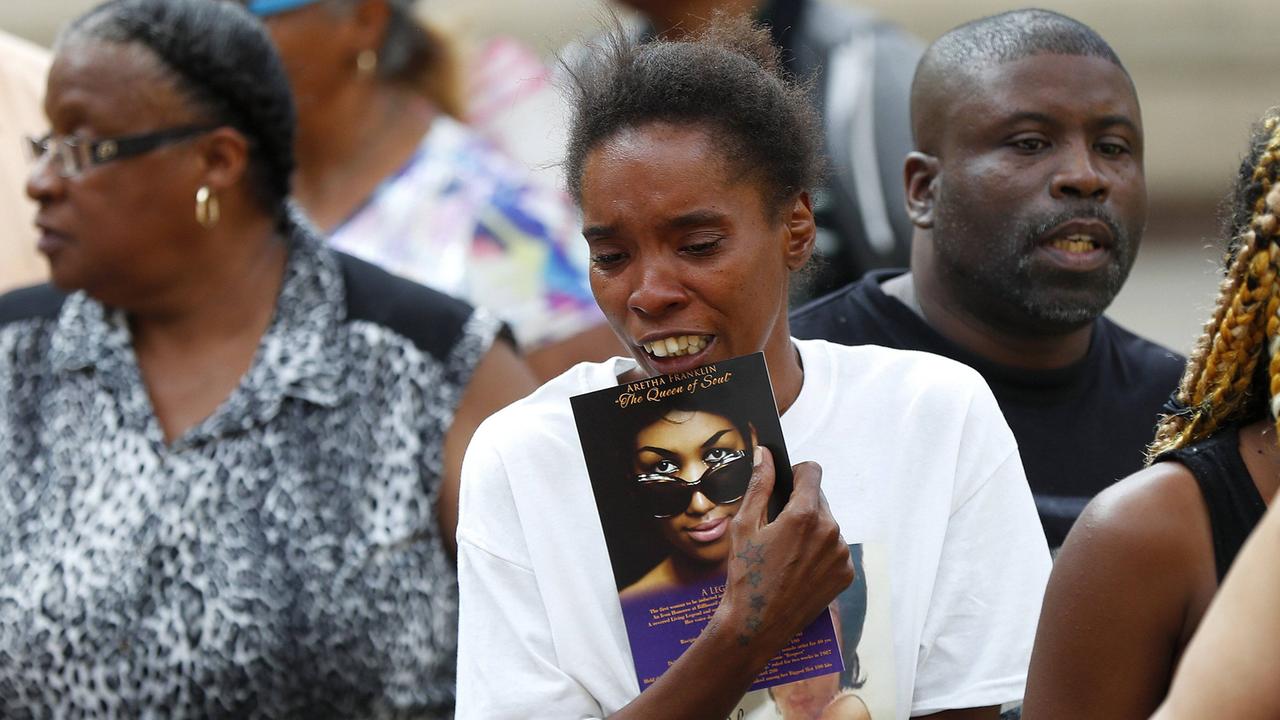 Eine Frau bricht vor dem Sarg von Aretha Franklin in Tränen aus, in ihren Händen hält sie ein Bild der Sängerin. Eine Frau bricht vor dem Sarg von Aretha Franklin in Tränen aus, in ihren Händen hält sie ein Bild der Sängerin.