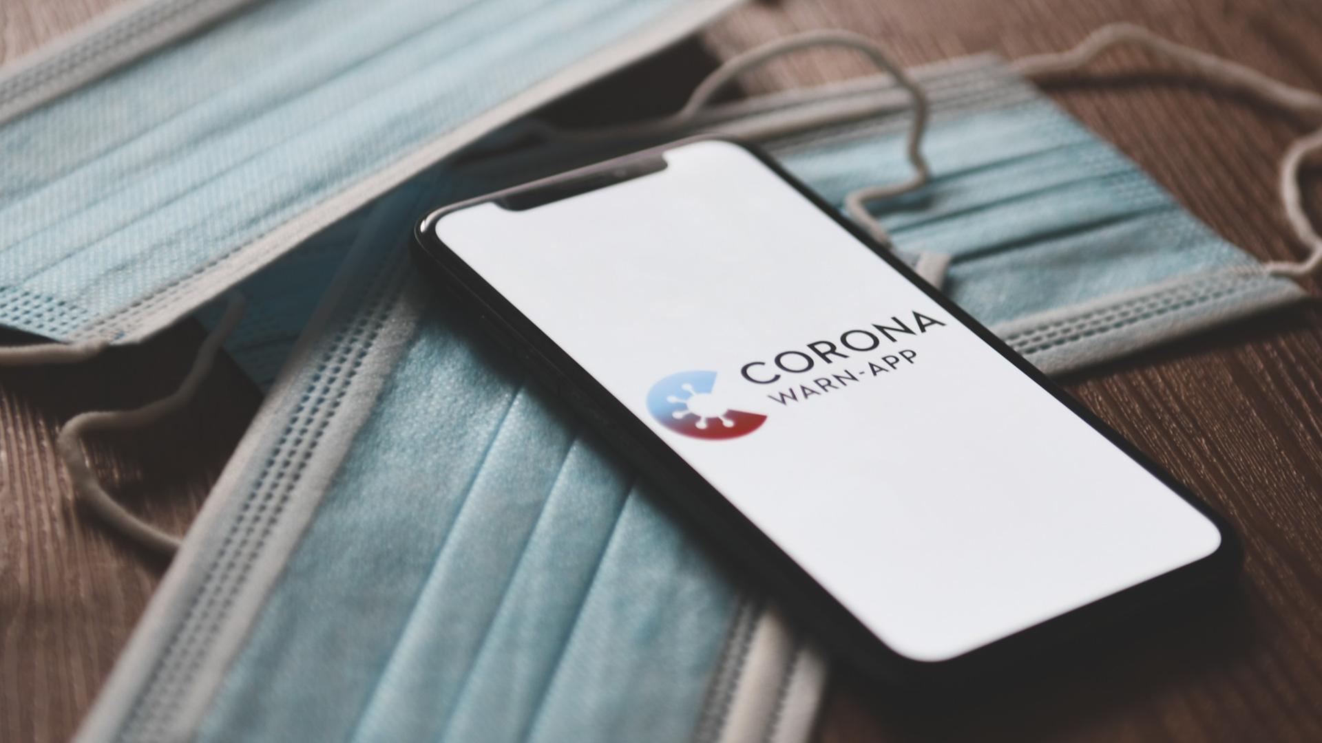 Das Logo der Corona-Warn-App auf einem Smartphone. Mithilfe der App werden Bürger benachrichtigt, sollten Sie sich in der Nähe eines am Coronavirus Erkrankten aufgehalten haben, wenn dieser die App ebenso installiert hatte und seine Erkrankung meldet. | Verwendung weltweit Das Logo der Corona-Warn-App auf einem Smartphone. Mithilfe der App werden Bürger benachrichtigt, sollten Sie sich in der Nähe eines am Coronavirus Erkrankten aufgehalten haben, wenn dieser die App ebenso installiert hatte und seine Erkrankung meldet. | Verwendung weltweit