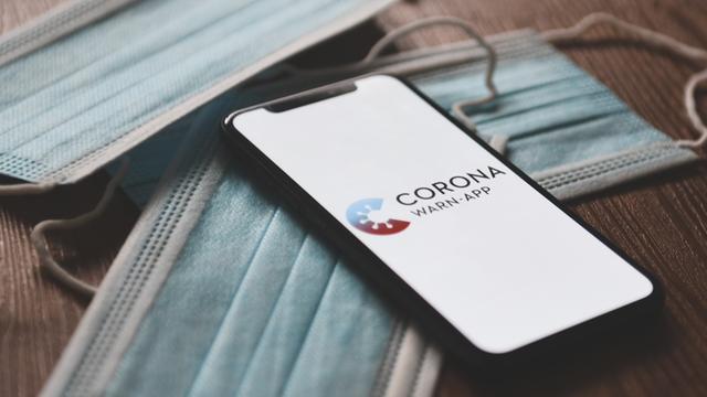 Das Logo der Corona-Warn-App auf einem Smartphone. Mithilfe der App werden Bürger benachrichtigt, sollten Sie sich in der Nähe eines am Coronavirus Erkrankten aufgehalten haben, wenn dieser die App ebenso installiert hatte und seine Erkrankung meldet. | Verwendung weltweit