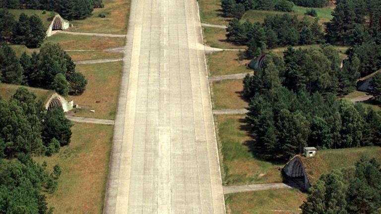 Blick auf die ehemaligen Start- und Landebahnen wie Betonstraßen zu den Hangars in Groß Dölln (Brandenburg) in der Nähe des Bebersees aus der Vogelperspektive.