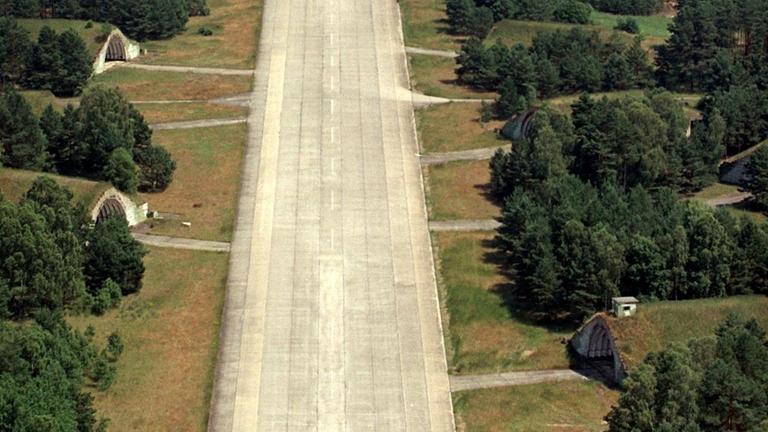 Blick auf die ehemaligen Start- und Landebahnen wie Betonstraßen zu den Hangars in Groß Dölln (Brandenburg) in der Nähe des Bebersees aus der Vogelperspektive. Blick auf die ehemaligen Start- und Landebahnen wie Betonstraßen zu den Hangars in Groß Dölln (Brandenburg) in der Nähe des Bebersees aus der Vogelperspektive.