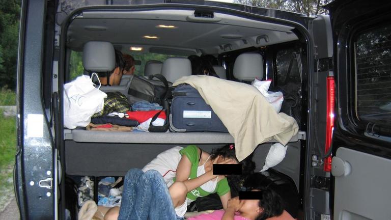 Geschleuste im Kofferraum eines Transporters. Geschleuste im Kofferraum eines Transporters.