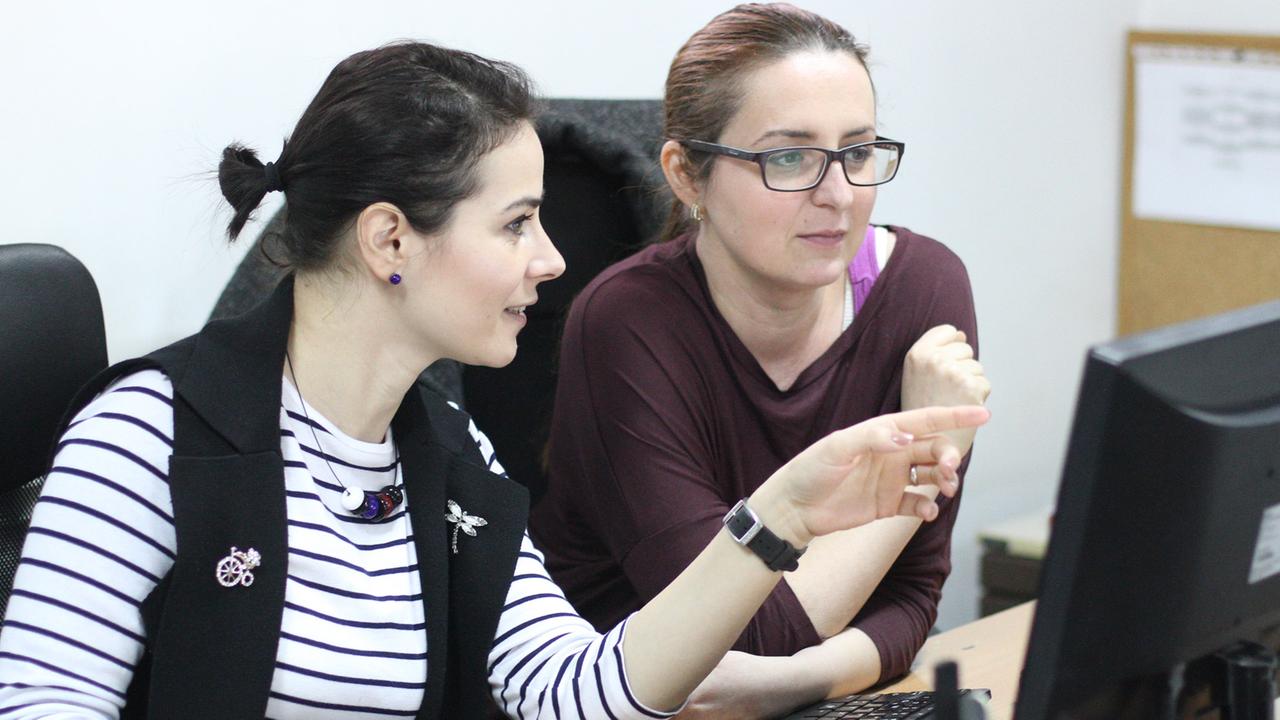 Andreea Oance (links) und Raluca Nelepku, Redakteurinnen der deutschsprachigen "Banater Zeitung" in Temeswar