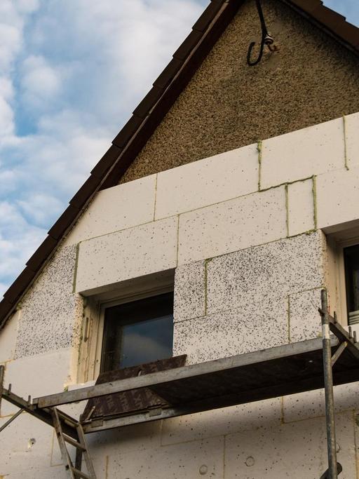 Ein Haus aus den 1930er-Jahren wird am 09.11.2016 in Berlin mit Styroporplatten auf der Außenwand gedämmt.