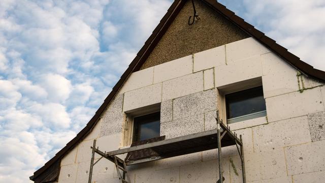 Ein Haus aus den 1930er-Jahren wird am 09.11.2016 in Berlin mit Styroporplatten auf der Außenwand gedämmt.