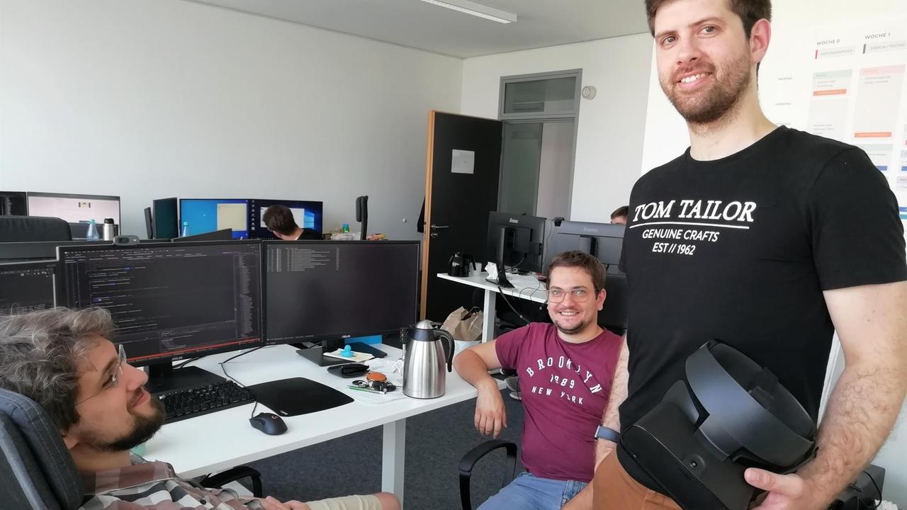 Drei junge Männer einem Büro. Drei junge Männer einem Büro.