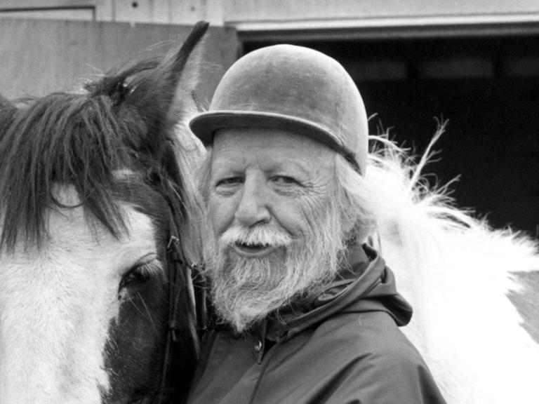 Der britische Schriftsteller, u.a. "Herr der Fliegen" (1954) und Nobelpreisträger für Literatur 1983, William Gerald Golding, mit seinem Pferd Cobber.
