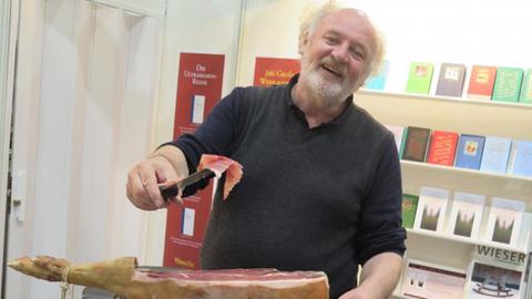 "Nur so fressen mir die Leute aus der Hand". Verleger Lojze Wieser verteilt Schinken vom slowenischen Ochsen.