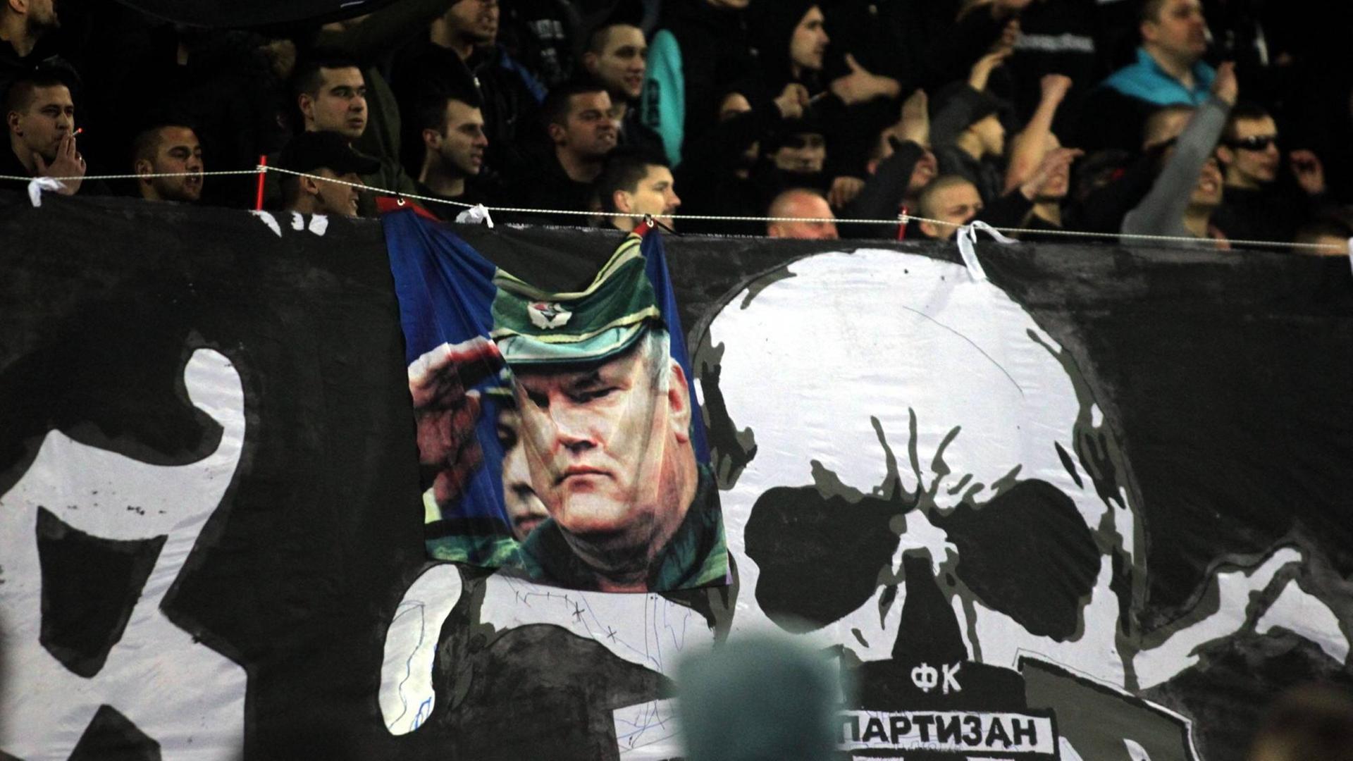 Bei einem Spiel zwischen Partizan und Roter Stern Belgrad im März 2019 ist ein Transparent mit dem Konterfei des ehemaligen bosnisch-serbischen Kriegskommandanten Ratko Mladic und ein Totenkopf zu sehen. Bei einem Spiel zwischen Partizan und Roter Stern Belgrad im März 2019 ist ein Transparent mit dem Konterfei des ehemaligen bosnisch-serbischen Kriegskommandanten Ratko Mladic und ein Totenkopf zu sehen.