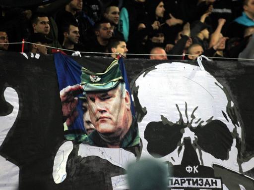 Bei einem Spiel zwischen Partizan und Roter Stern Belgrad im März 2019 ist ein Transparent mit dem Konterfei des ehemaligen bosnisch-serbischen Kriegskommandanten Ratko Mladic und ein Totenkopf zu sehen.